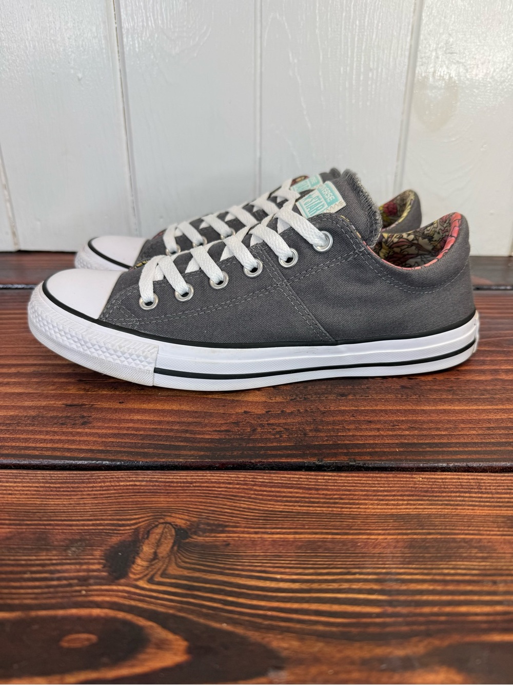 Converse Chuck Taylor All Star Low Top Floral Lined Sneakers Women’s Size 9